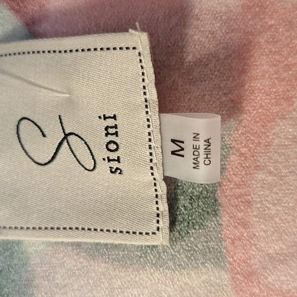 Beautiful Spring Sweater. NWT Size M. - Picture 3 of 5